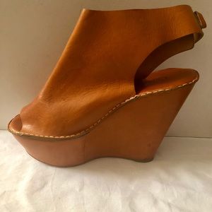 USED CHLOE OPEN TOE CUFFED WEDGE. SIZE 40